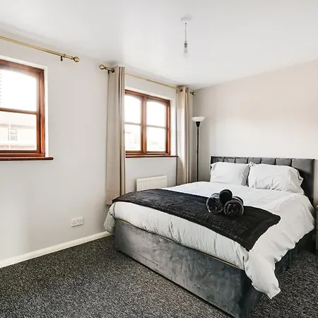 Luxe 2 Bed House In London- Free Parking, Free Wifi, Big Garden Villa Exterior photo