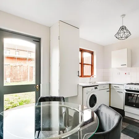 Luxe 2 Bed House In London- Free Parking, Free Wifi, Big Garden Villa Exterior photo