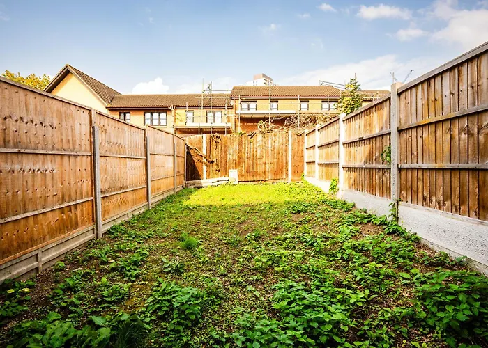 Luxe 2 Bed House In London- Free Parking, Free Wifi, Big Garden