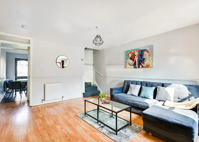 Luxe 2 Bed House In London- Free Parking, Free Wifi, Big Garden
